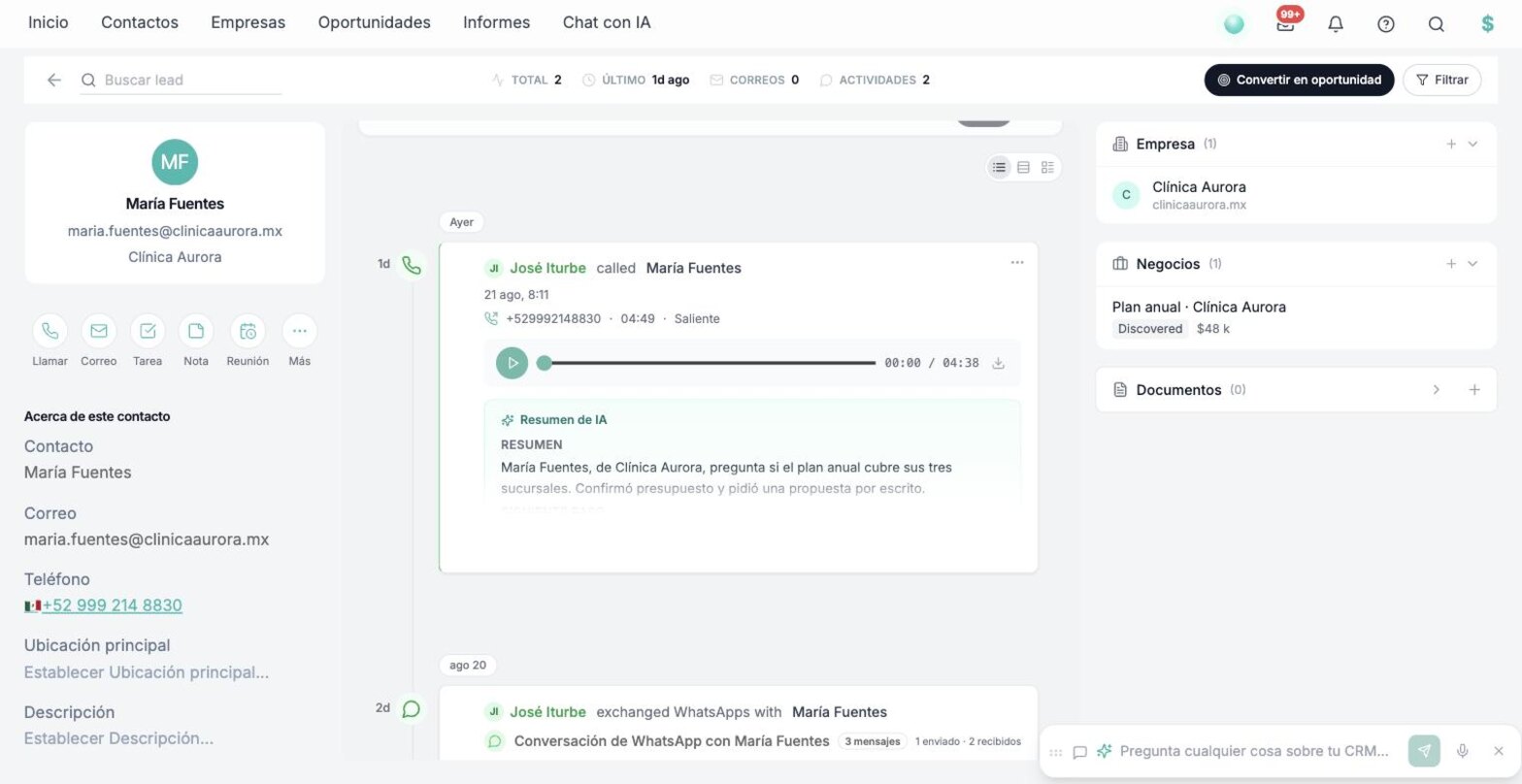 Expediente de un contacto en SalesSheets: una llamada grabada con su resumen de IA y una conversación de WhatsApp en la misma línea de tiempo, con la empresa y el trato ligados al lado.